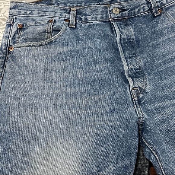 Levi's 501 Men’s 38x32 (38x31) Straight Fit Jeans Light Blue Denim Button Fly - Picture 4 of 16